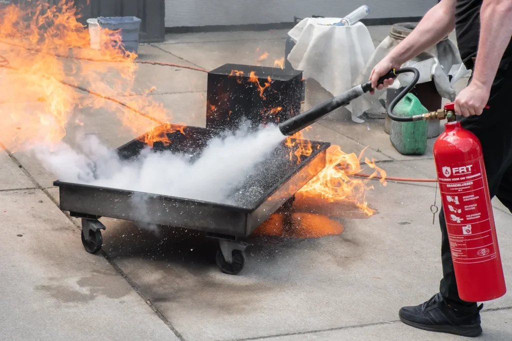 Brandblussen met Brandblusser bij BHV cursus 1024x683 2